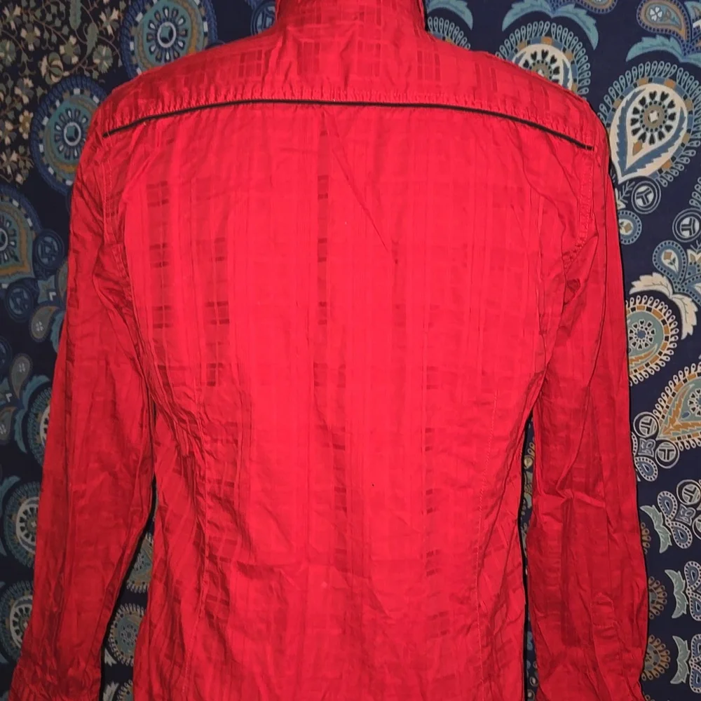 Guess Jeans Red Graphic Tee - Picture 5 of 7